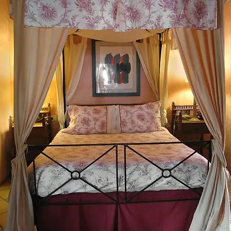 Sleeps 2 Pool Wifi Uga